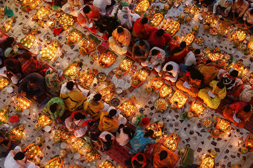 Дакка. Молитва на праздновании индуистского фестиваля Рахер Упабаш