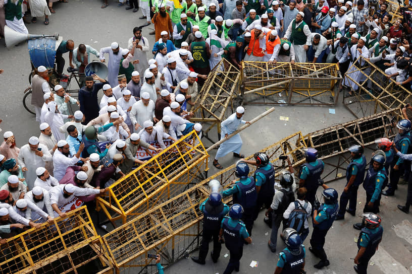 Дакка, Бангладеш. Представители оппозиции участвуют в марше протеста накануне оглашения даты парламентских выборов, требуя отставки действующего премьера