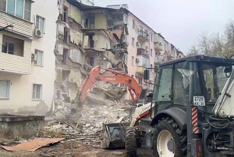 Работы на месте обрушения жилого дома в Астрахани