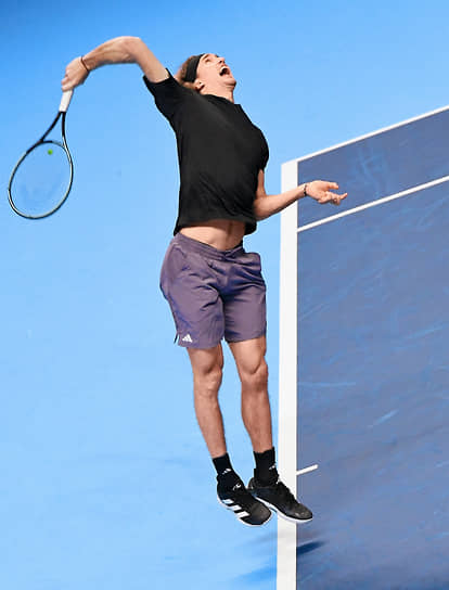 Германский теннисист Александр Зверев во время матча с испанцем Карлосом Алькарасом