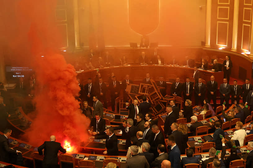 Тирана, Албания. Представители оппозиции зажигают файеры во время голосования депутатов по бюджету