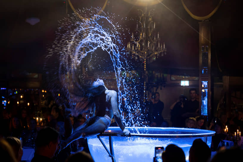 Мюнхен, Германия. Кулинарное шоу с элементами водной акробатики