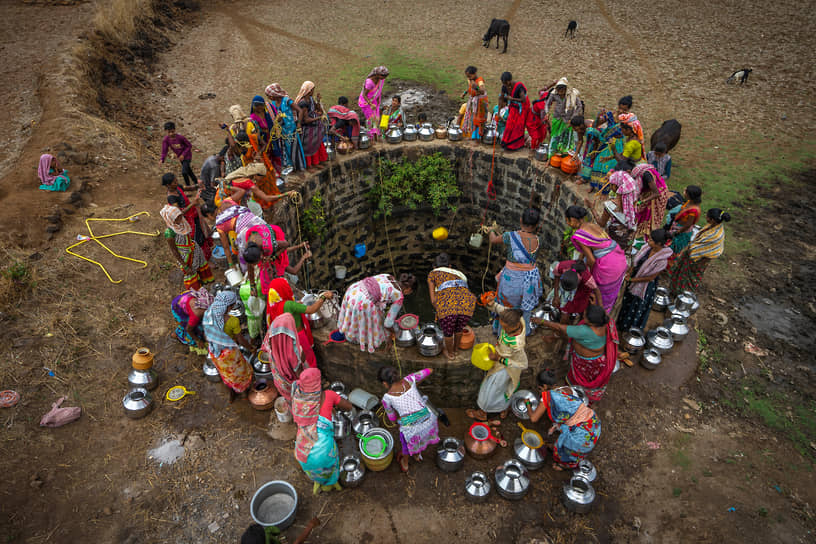 Теламвади, Индия. Жители деревни набирают воду из колодца 