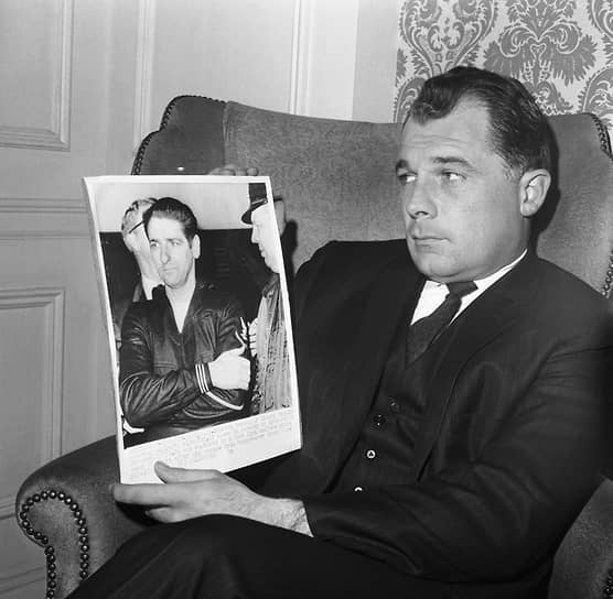 Адвокат Фрэнсис Ли Бейли-&amp;zwj;младший с портретом своего подзащитного