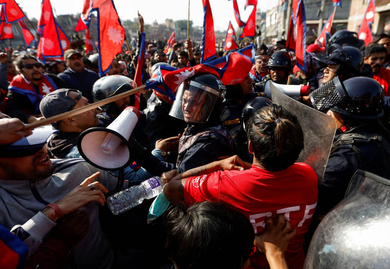 Катманду, Непал. Потасовка во время митинга за восстановление монархии 