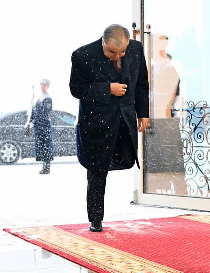 Минск, Белоруссия. Президент Таджикистана Эмомали Рахмон перед встречей лидеров государств Организации Договора о коллективной безопасности (ОДКБ)