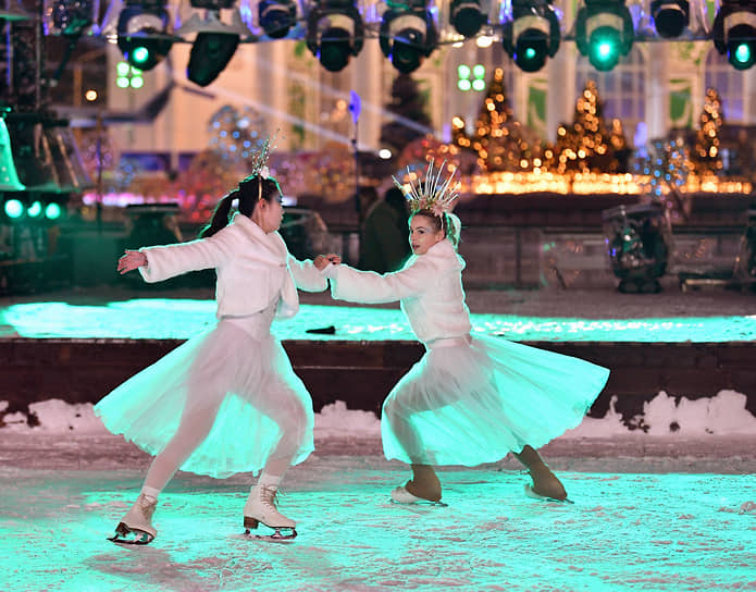 Участники церемонии открытия зимнего сезона и катка на ВДНХ