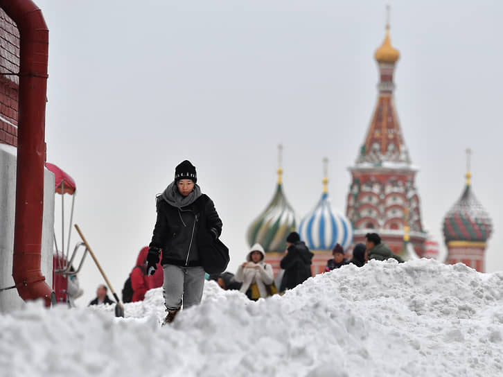 Сугробы на Красной площади