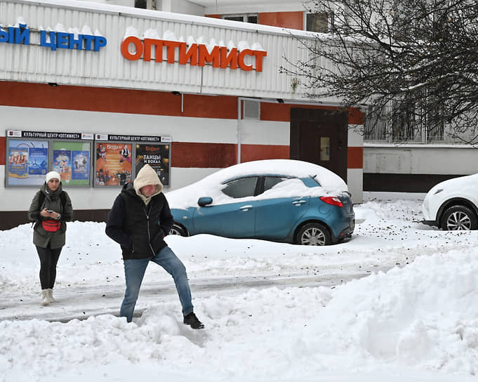 Сугробы у торгового центра «Оптимист»