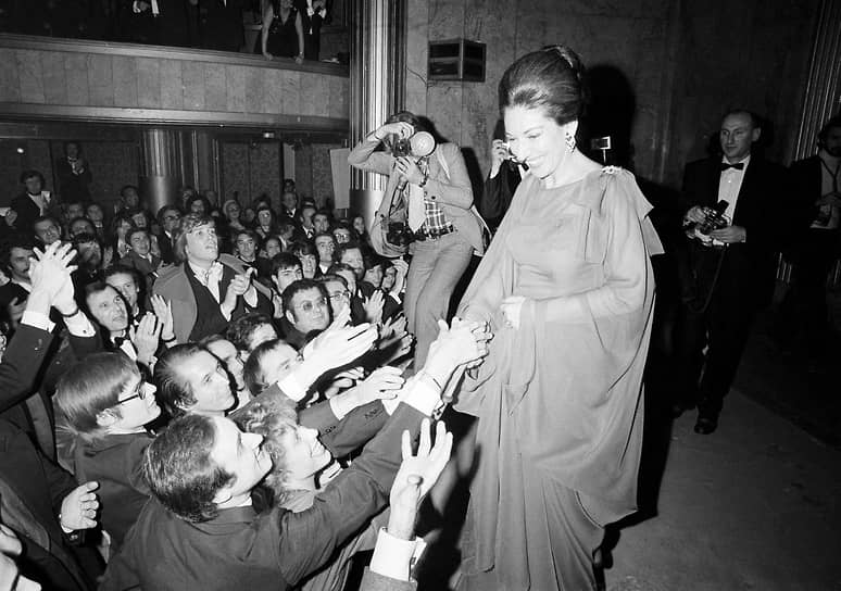 Мария Каллас пожимает руки зрителям после концерта в Театре Елисейских полей, 7 декабря 1973 года
