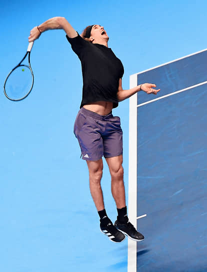 Турин, Италия. Немецкий теннисист Александр Зверев на матче с испанцем Карлосом Алькарасом в ходе ATP Finals 2023