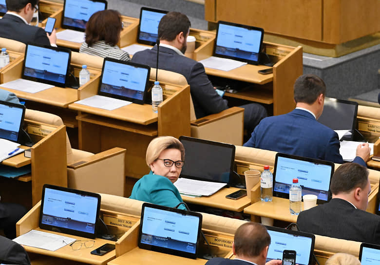 Москва. Депутат Госдумы Галина Данчикова (в центре) во время пленарного заседания