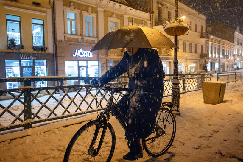 Человек на велосипеде на улице Ужгорода (Украина) 