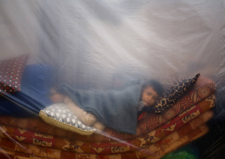 Рафах, сектор Газа.  Ребенок спит в лагере палестинских беженцев