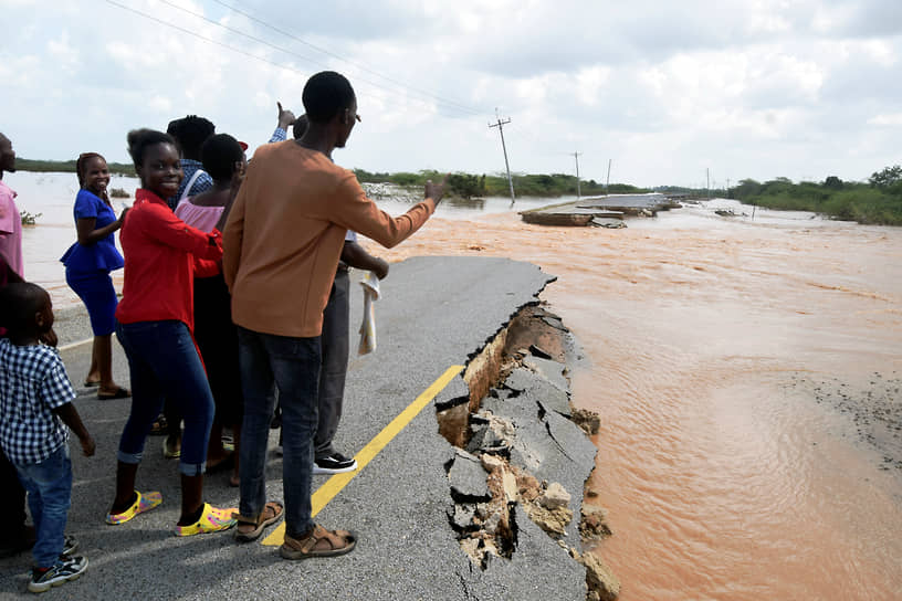 Гамба, Кения. Жители осматривают дорогу Гарсен-Ламу, пострадавшую во время наводнения