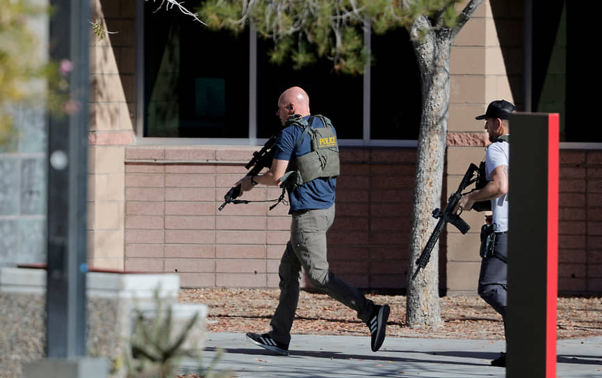 Лас-Вегас, США. Полицейские направляются к месту стрельбы в кампусе Невадского университета 