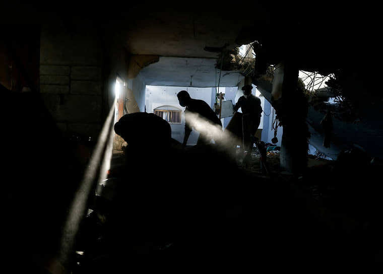 Рафах, сектор Газа. Палестинцы ищут пострадавших на месте израильских ударов