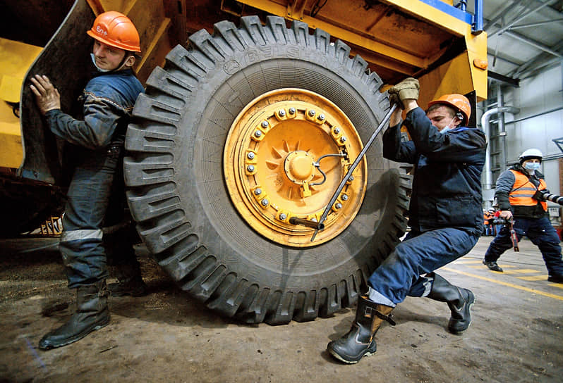 Тулун, Иркутская область. Подготовка большегрузного автомобиля BelAZ на станции техобслуживания 