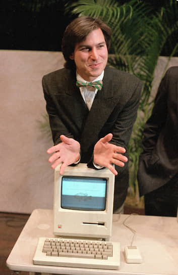 Широкую популярность компьютерная мышь стала приобретать с выходом в 1984 году компьютера Apple Macintosh 128k. К нему в комплекте шла компьютерная мышь, но она отличалась от предшественников — у нее была всего одна широкая кнопка, которую можно было нажимать двумя пальцами. Цена такого устройства составляла скромные $25. Корпус стал более гладким со скругленными краями