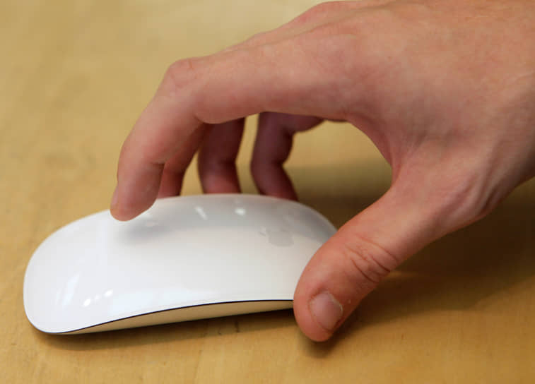 В 2009 году Apple представила Magic Mouse, на корпусе которой не было кнопок. Пользователь мог кликнуть в любой части верхней половины корпуса мыши, прокрутка осуществлялась движением пальцев с помощью сенсорной панели, также была возможность назначить функцию правой кнопки мыши и смахивать вправо или влево для пролистывания страниц по горизонтали