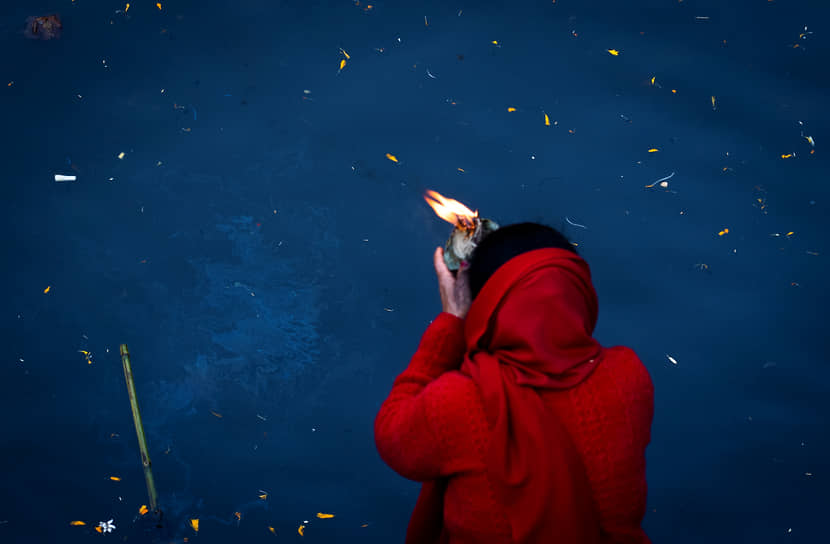 Катманду, Непал. Женщина зажигает лампу в память об умерших членах семьи на фестивале Бала Чатурдаши