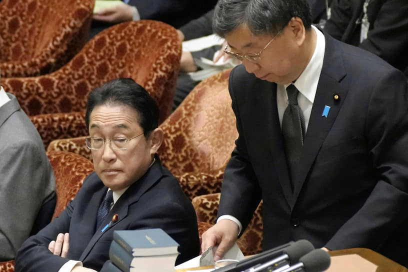Премьер-министр Японии Фумио Кисида (слева) и генсек японского кабинета министров Хирокадзу Мацуно