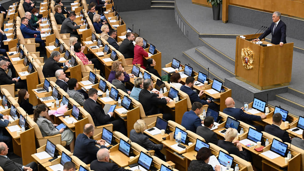 Депутаты отметили 30-летие Конституции воспоминаниями и благодарностями
