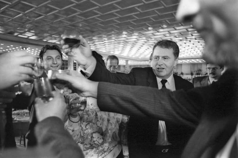Лидер Либерально-демократической партии (ЛДПР) России Владимир Жириновский (справа) со сторонниками
