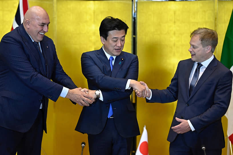 Токио, Япония. Слева направо: министры обороны Италии, Японии и Германии Гуидо Крозетто, Минору Кихара и Грант Шаппс обмениваются рукопожатиями после трехсторонних переговоров 