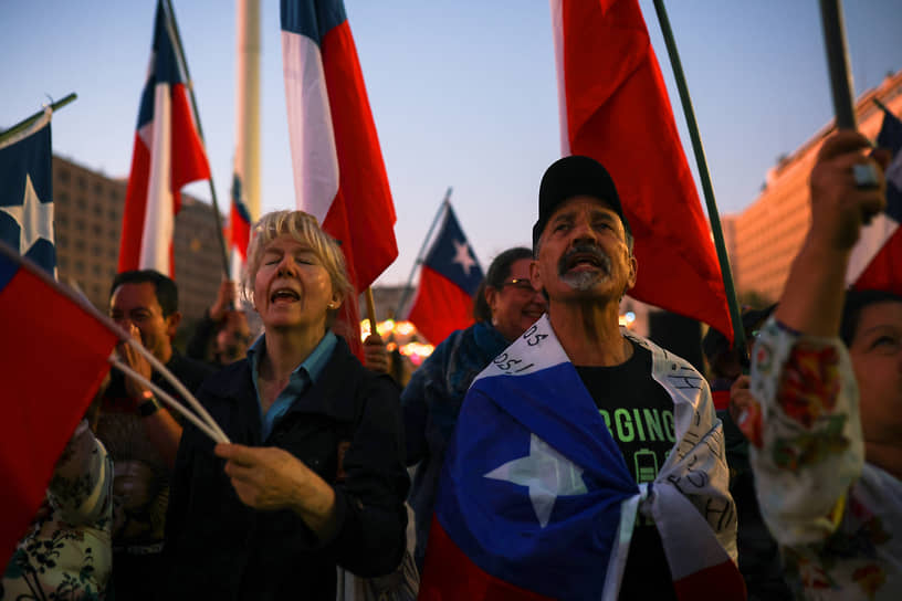 Люди, выступающие против принятия новой Конституции в Чили 
