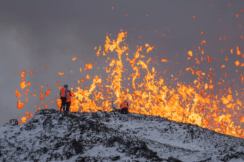 Гриндавик, Исландия. Исследователи собирают пробы во время извержения вулкана на полуострове Рейкьянес