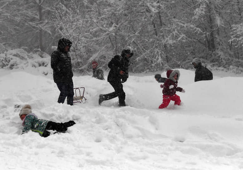 Жители села Перевальное на фоне последствий аномального снегопада