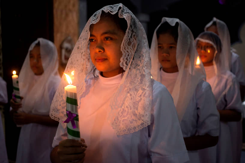 Медан, Индонезия. Монахини на рождественской мессе в церкви Пресвятой Девы Марии  
