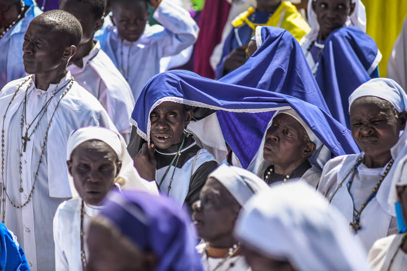Кисуму, Кения. Члены католического апостольского движения Легион Мария на рождественском марше 