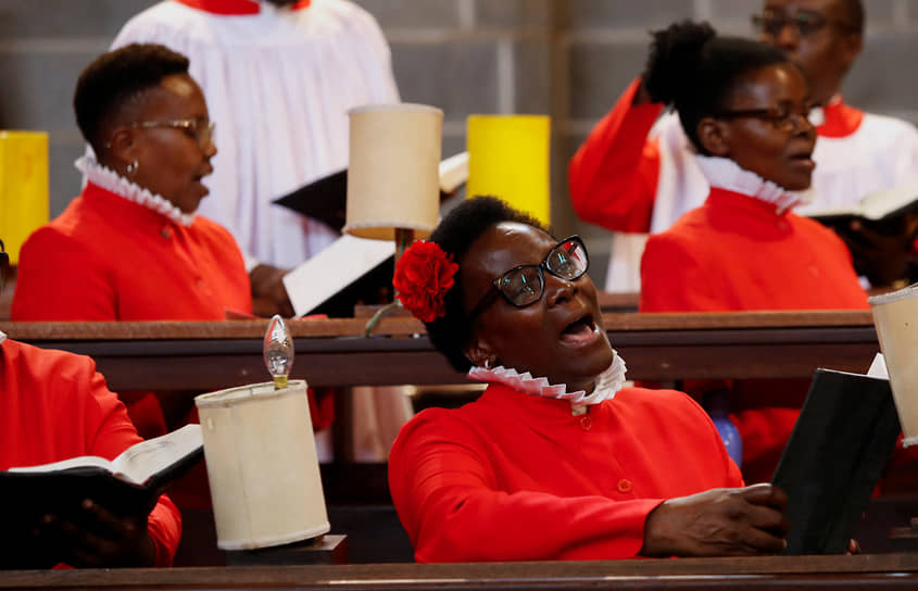 Найроби, Кения. Члены церковного хора поют рождественские песни в соборе Всех Святых 