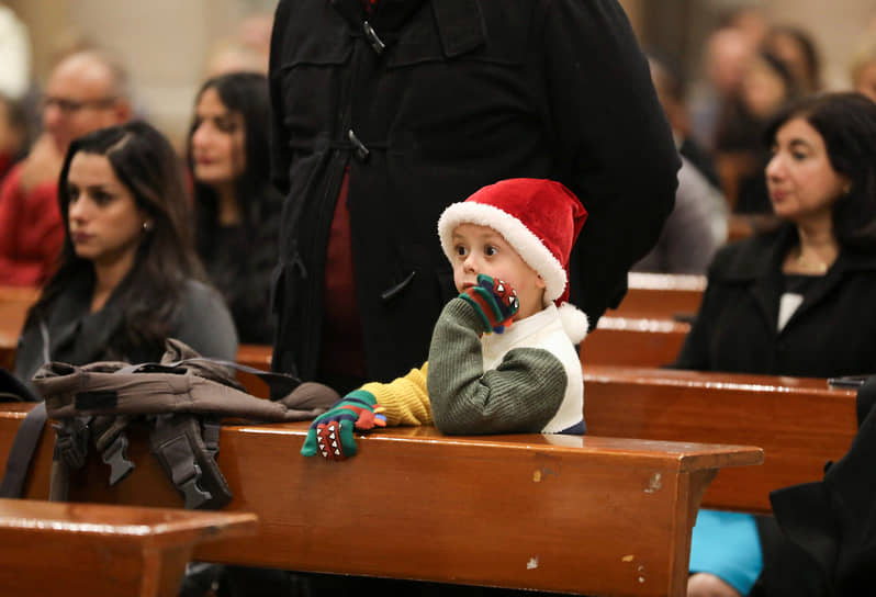 Каир, Египет. Прихожане на рождественской мессе в Армянской католической церкви 