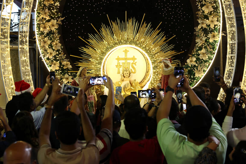Дубай, ОАЭ. Христиане собираются перед рождественской службой в католической церкви Святой Марии