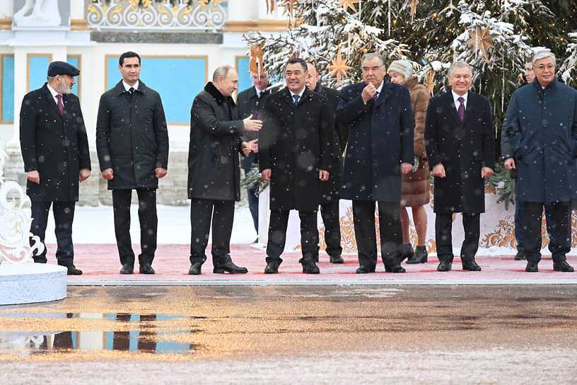 Слева направо: премьер-министр Армении Никол Пашинян, президент Туркмении Сердар Бердымухамедов, президент России Владимир Путин, президент Киргизии Садыр Жапаров, президент Таджикистана Эмомали Рахмон, президент Узбекистана Шавкат Мирзиеев, президент Казахстана Касым-Жомарт Токаев