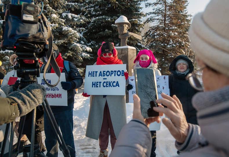 Акция против запрета абортов в частных клиниках Татарстана