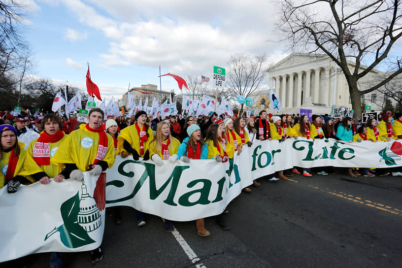 Марше против легализации абортов у здания Верховного суда США в Вашингтоне