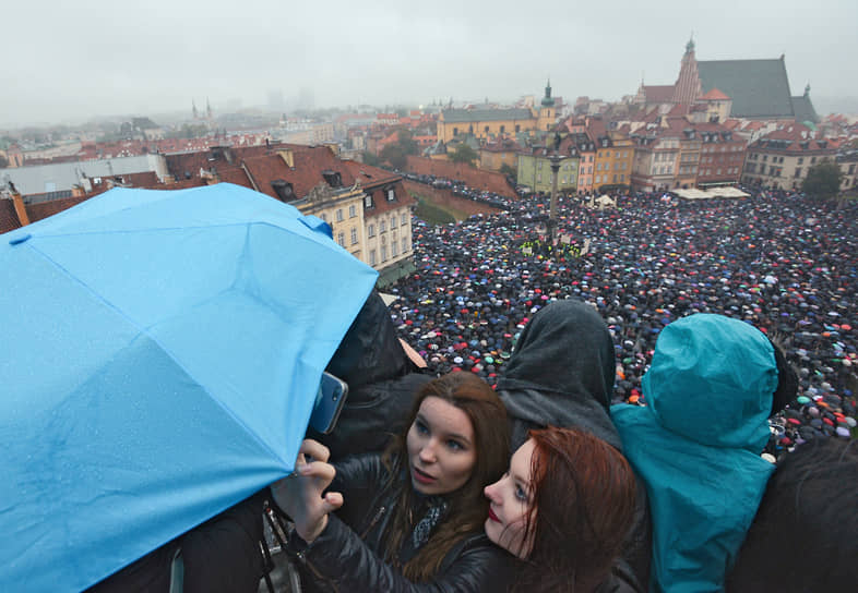Многотысячный митинг против полного запрета абортов у здания парламента в Варшаве
