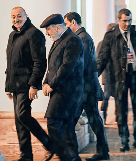 Санкт-Петербург. Президент Азербайджана Ильхам Алиев (слева) и премьер-министр Армении Никол Пашинян перед началом неформального саммита СНГ