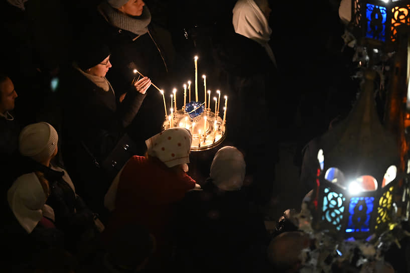 Ясенево. Верующие на праздничном богослужении в храме Покрова Пресвятой Богородицы 