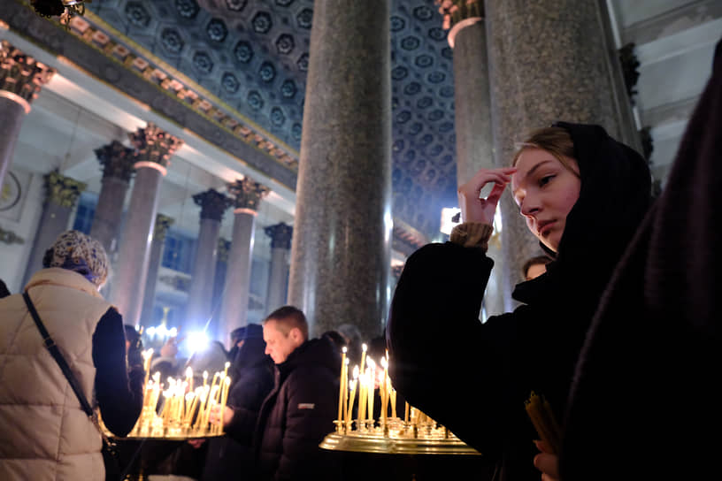 Санкт-Петербург. Верующие на рождественской службе в Казанском кафедральном соборе