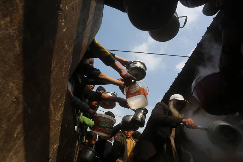 Рафах, сектор Газа. Палестинцы стоят в очереди за бесплатной едой