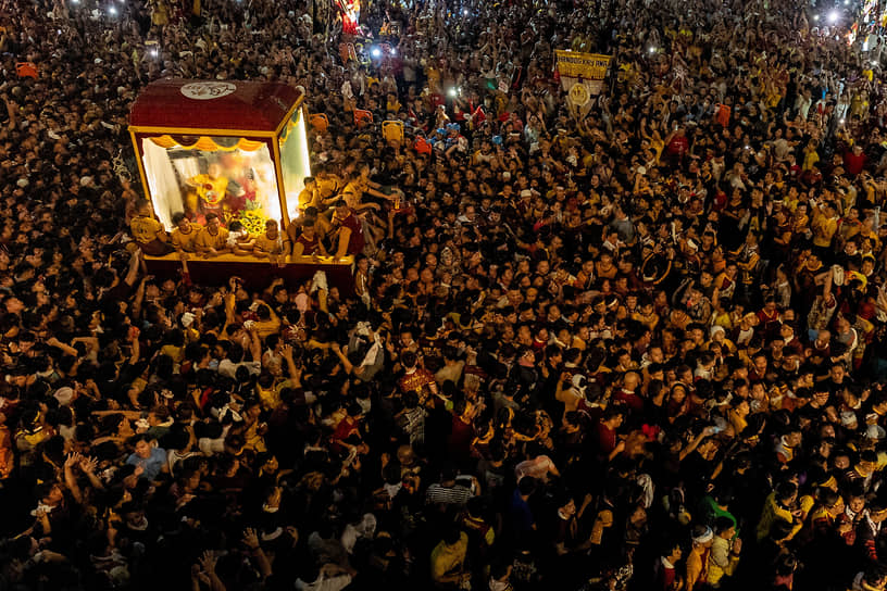 Манила, Филиппины. Католическая процессия в честь Черного Назарянина, во время которой по улицам города проносят древнюю статую Христа 