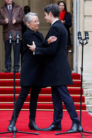 Париж, Франция. Новый премьер-министр Франции Габриэль Атталь приветствует предшественницу Элизабет Борн