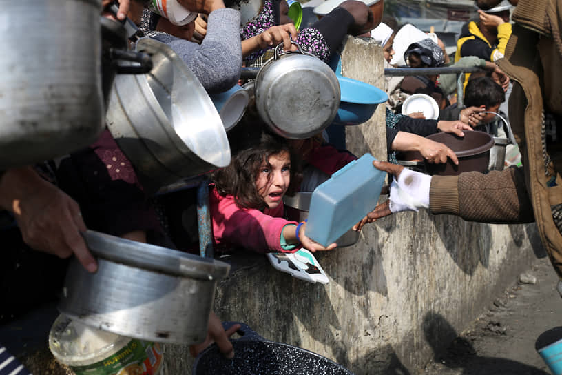 Рафах, сектор Газа. Палестинцы выстраиваются в очередь за бесплатной едой