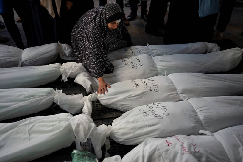 Рафах, сектор Газа. Палестинцы оплакивают родственников, погибших в результате бомбардировки