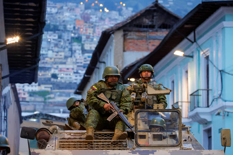 Кито, Эквадор. Солдаты на бронетехнике патрулируют исторический центр города после волнений